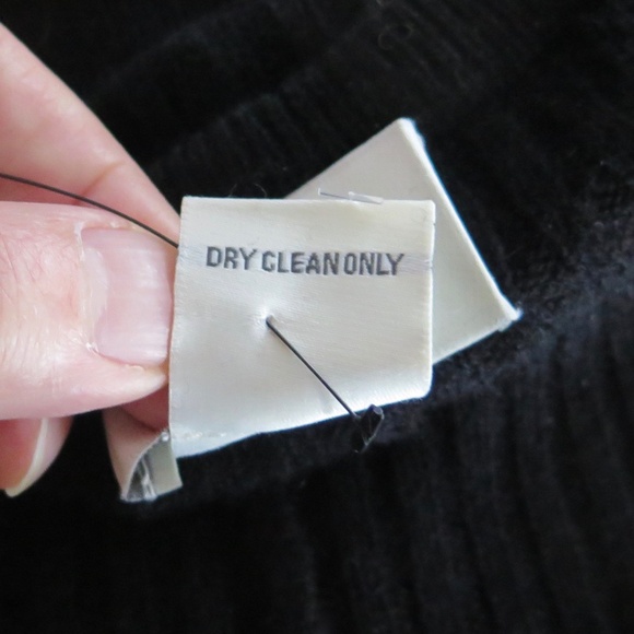 Neiman Marcus Scoop Neck Cashmere Sweater, Fitted at Waist - Picture 7 of 7